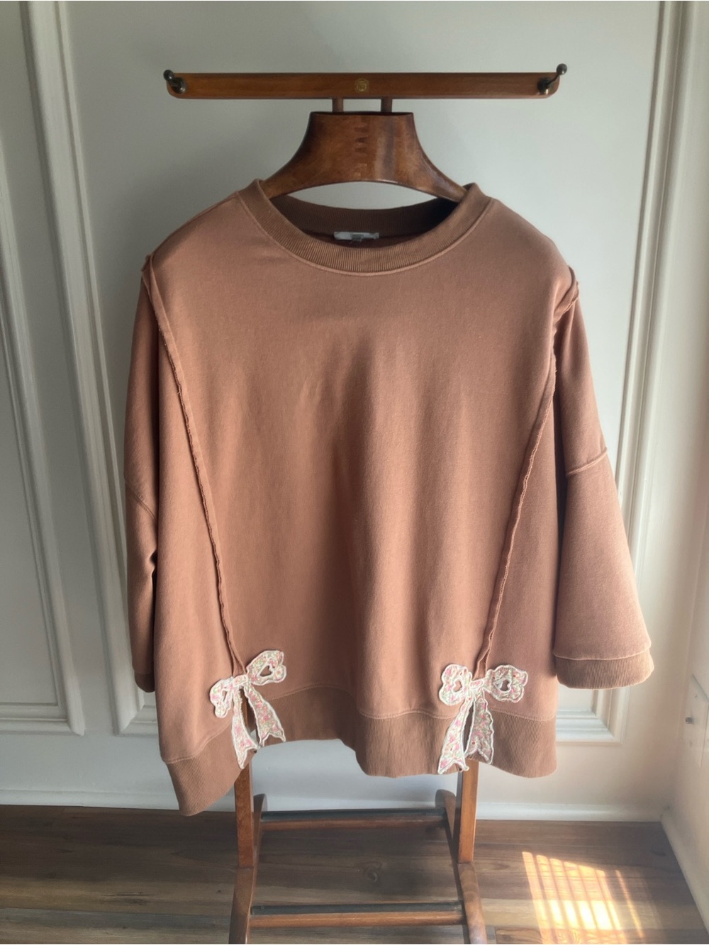 Easel Floral Bow Appliqué Oversized Sweatshirt camel colored L